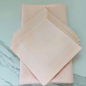 Set of 1 Pale Pink Tablecloth & 6 Napkins